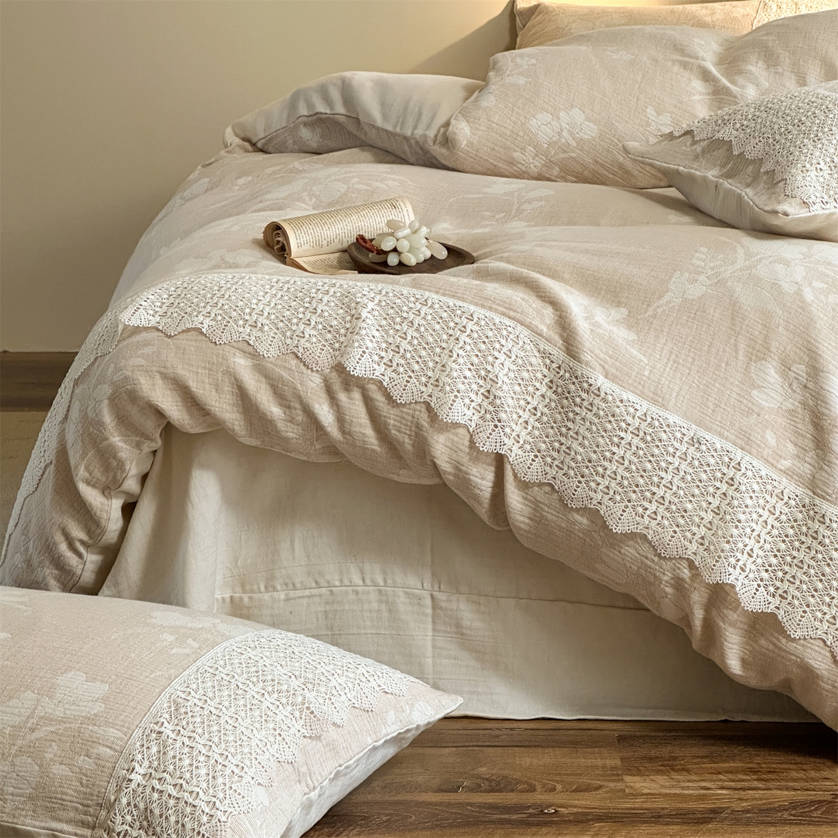 91家纺网 家纺一手货源 找家纺 （总）爱丽丝 2026新款棉麻双层纱四件套-素枝木兮花边款