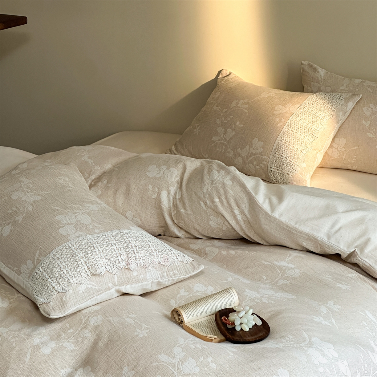 91家纺网 家纺一手货源 找家纺 （总）爱丽丝 2026新款棉麻双层纱四件套-素枝木兮花边款