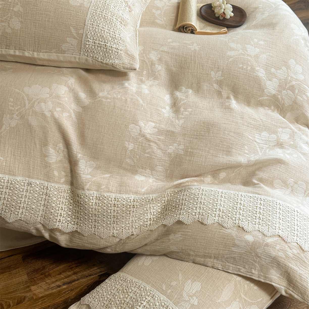 91家纺网 家纺一手货源 找家纺 （总）爱丽丝 2026新款棉麻双层纱四件套-素枝木兮花边款