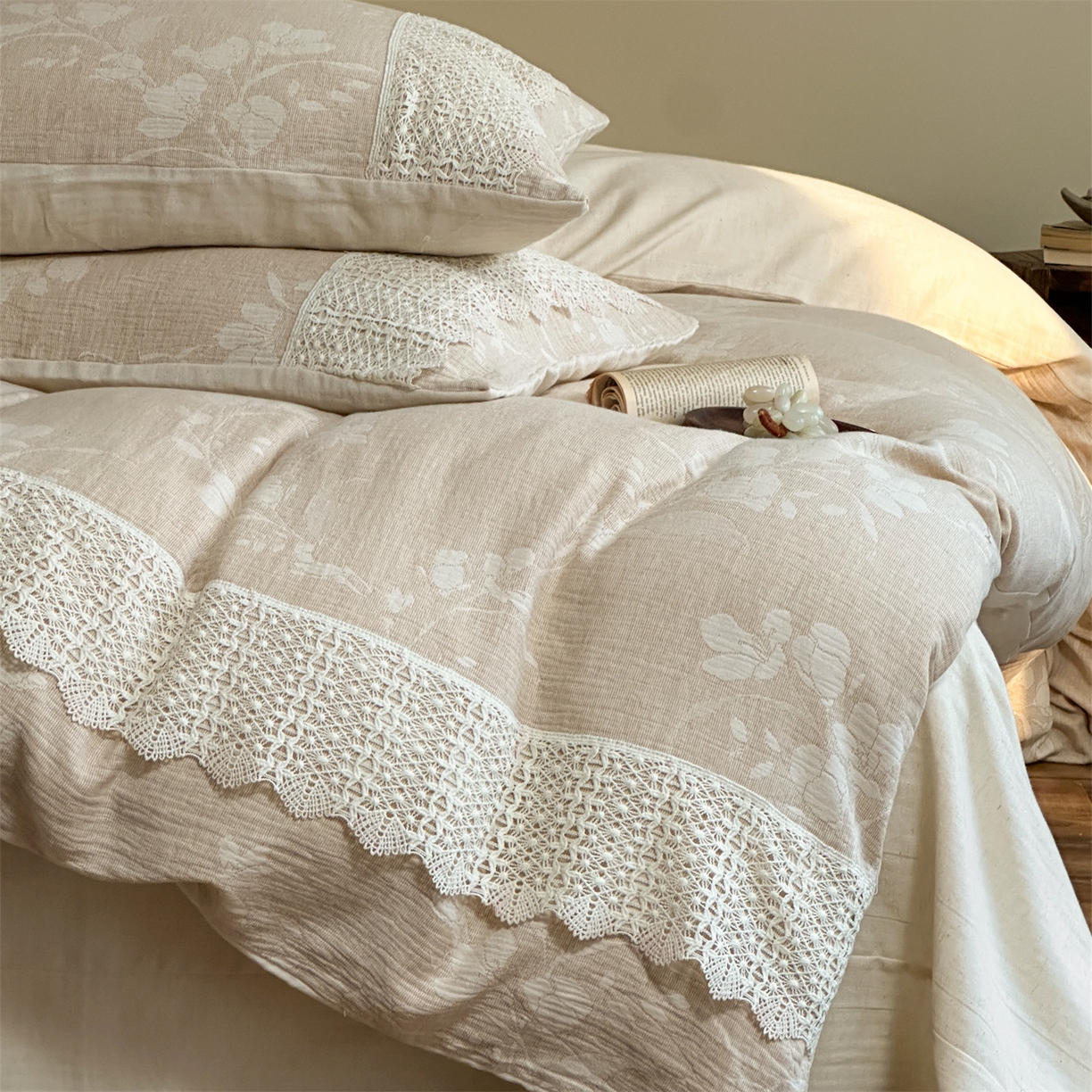 91家纺网 家纺一手货源 找家纺 （总）爱丽丝 2026新款棉麻双层纱四件套-素枝木兮花边款