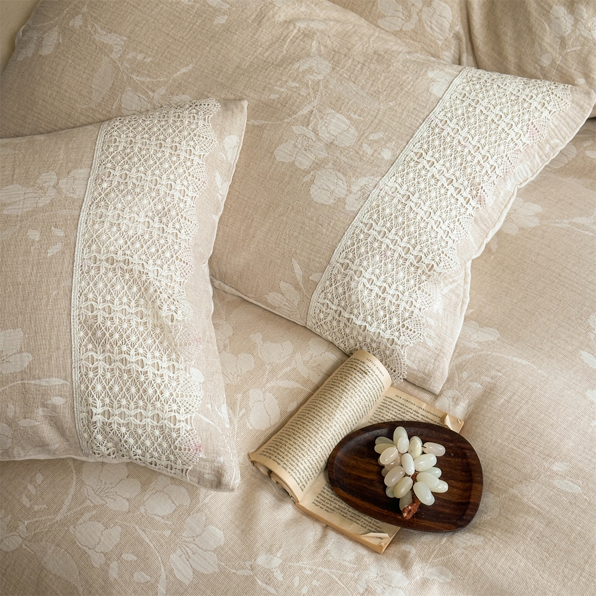 91家纺网 家纺一手货源 找家纺 （总）爱丽丝 2026新款棉麻双层纱四件套-素枝木兮花边款