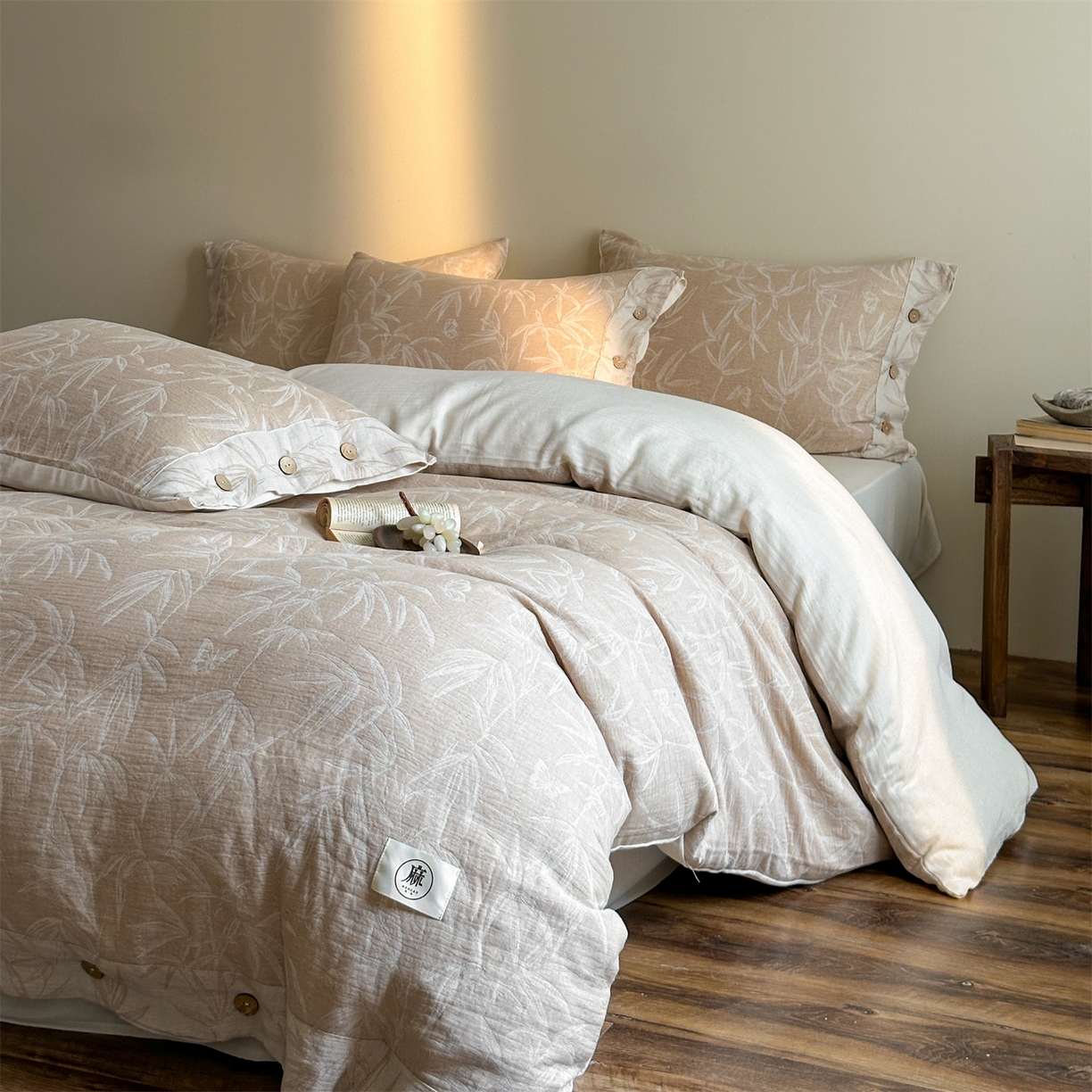 91家纺网 家纺一手货源 找家纺 （总）爱丽丝 2026新款棉麻双层纱四件套-竹影栖蝶纽扣款