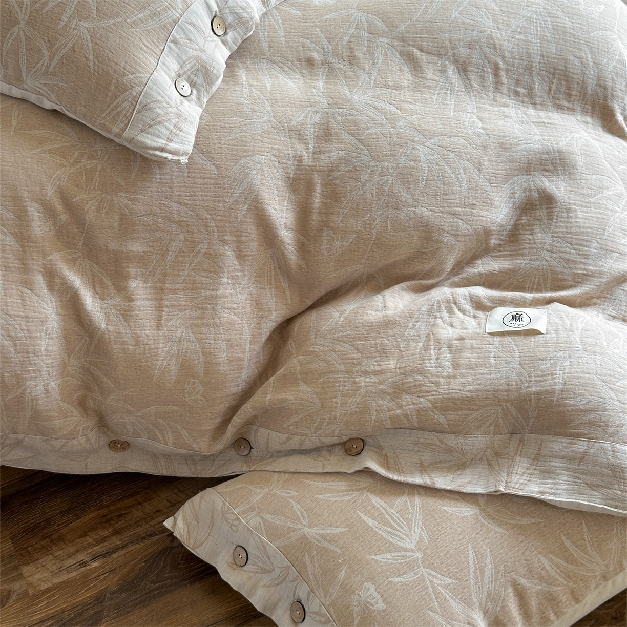 91家纺网 家纺一手货源 找家纺 （总）爱丽丝 2026新款棉麻双层纱四件套-竹影栖蝶纽扣款