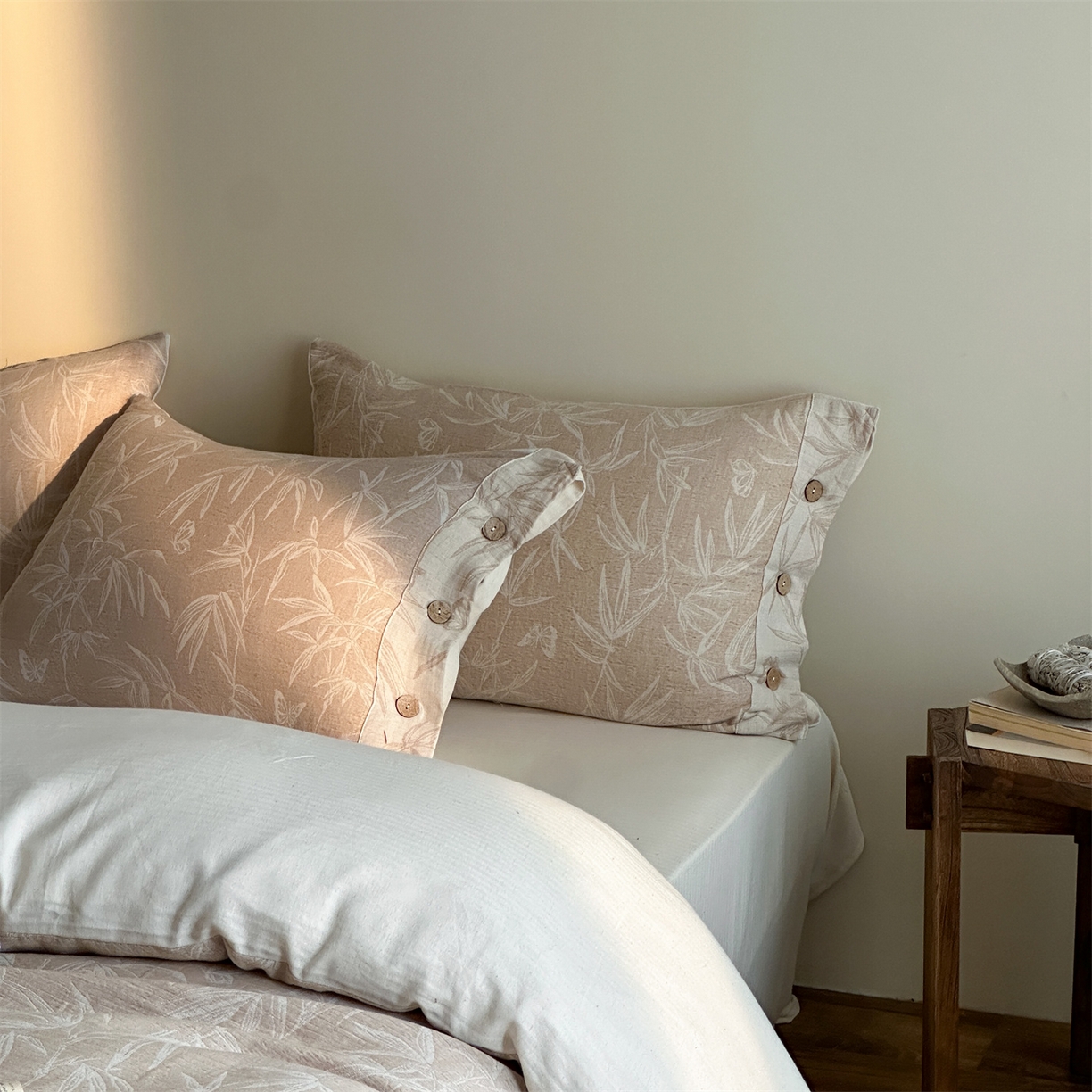 91家纺网 家纺一手货源 找家纺 （总）爱丽丝 2026新款棉麻双层纱四件套-竹影栖蝶纽扣款