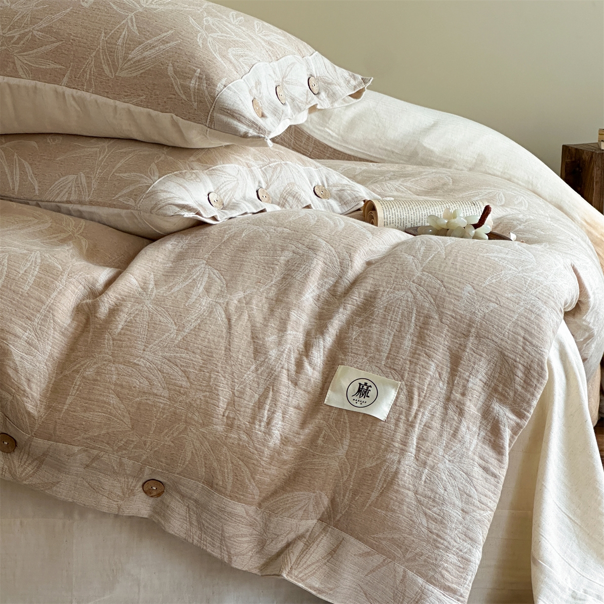 91家纺网 家纺一手货源 找家纺 （总）爱丽丝 2026新款棉麻双层纱四件套-竹影栖蝶纽扣款