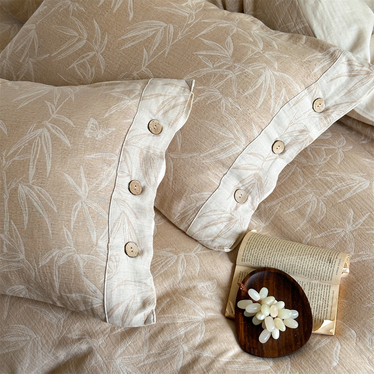 91家纺网 家纺一手货源 找家纺 （总）爱丽丝 2026新款棉麻双层纱四件套-竹影栖蝶纽扣款