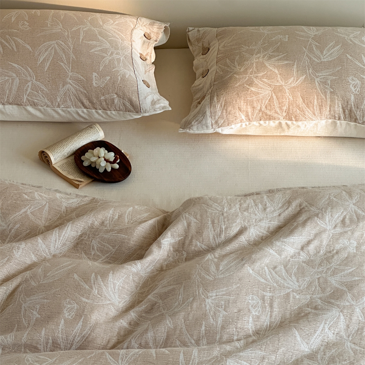 91家纺网 家纺一手货源 找家纺 （总）爱丽丝 2026新款棉麻双层纱四件套-竹影栖蝶纽扣款