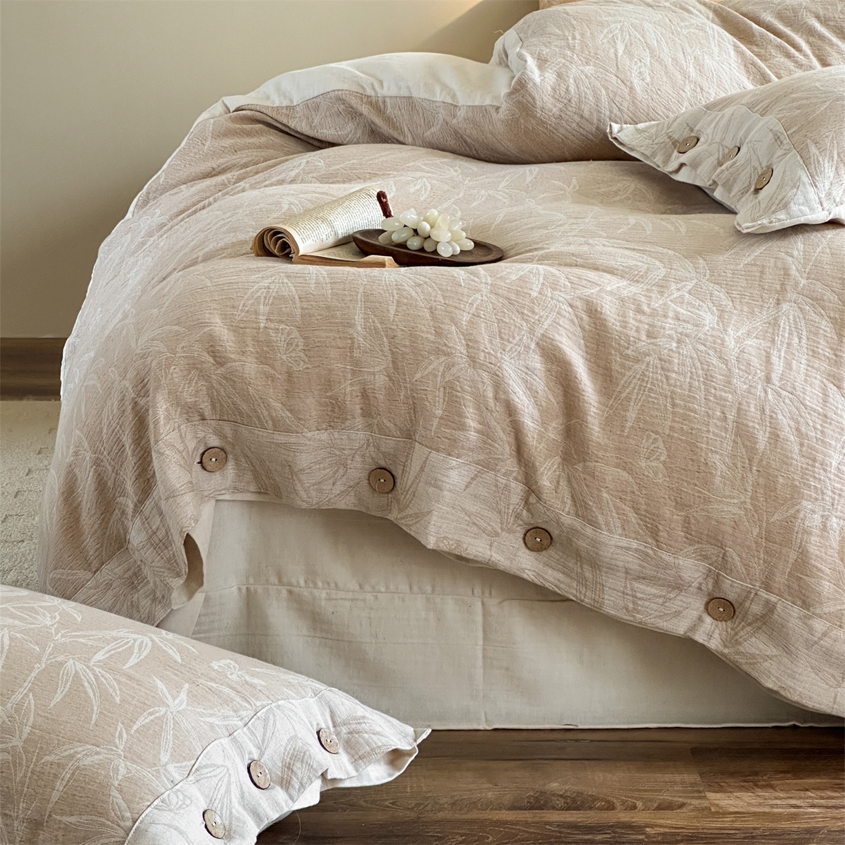 91家纺网 家纺一手货源 找家纺 （总）爱丽丝 2026新款棉麻双层纱四件套-竹影栖蝶纽扣款