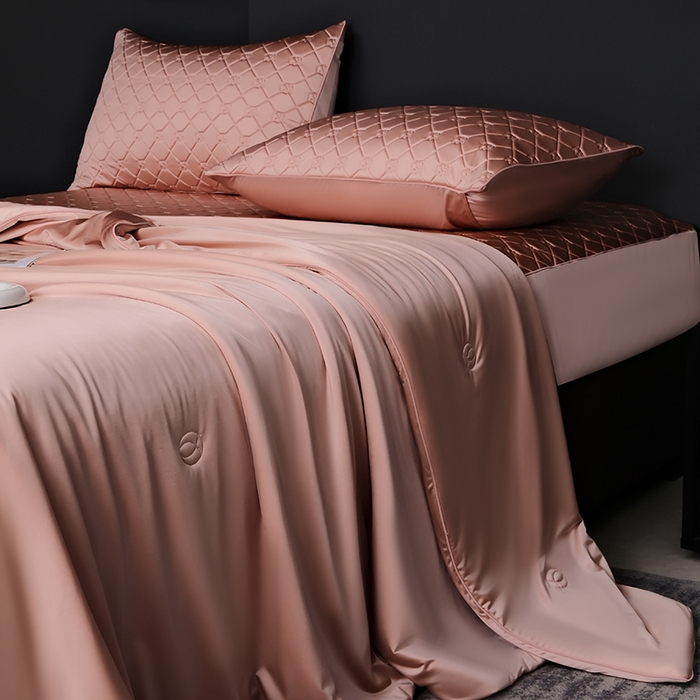 91家纺网 家纺一手货源 找家纺 阿那亚 2026新款冰萃凉感硅胶凉席三件套夏被四件套 玫瑰粉