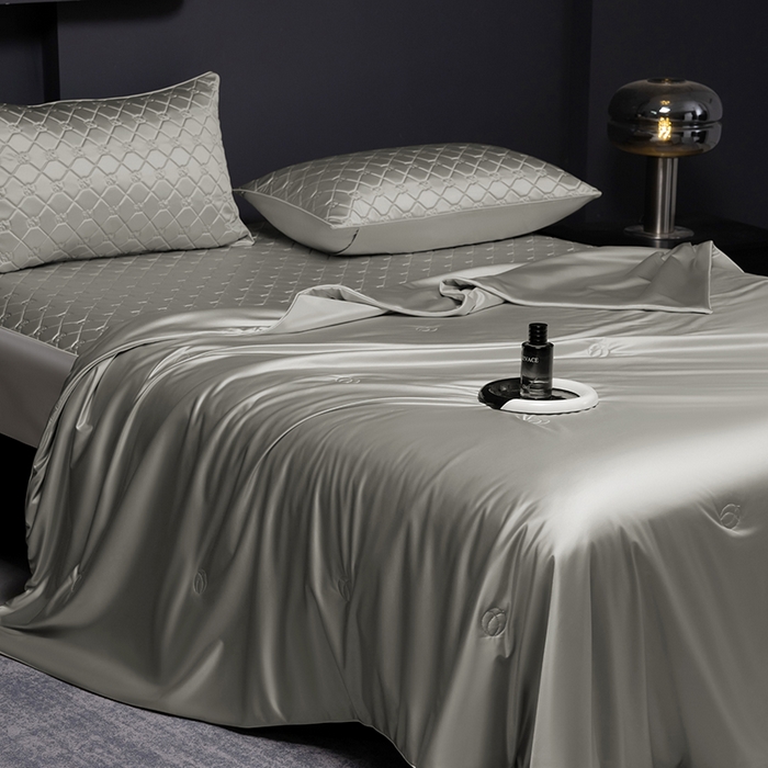 91家纺网 家纺一手货源 找家纺 阿那亚 2026新款冰萃凉感硅胶凉席三件套夏被四件套 松茶灰