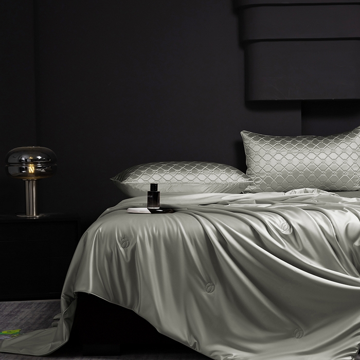 91家纺网 家纺一手货源 找家纺 阿那亚 2026新款冰萃凉感硅胶凉席三件套夏被四件套 松茶灰