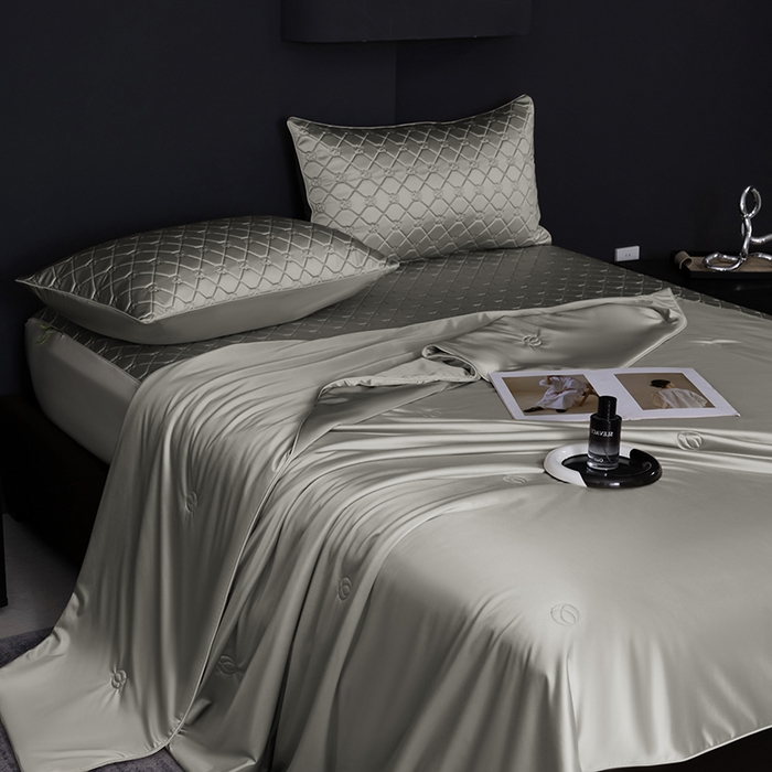 91家纺网 家纺一手货源 找家纺 阿那亚 2026新款冰萃凉感硅胶凉席三件套夏被四件套 松茶灰