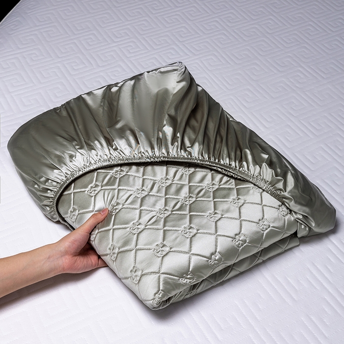 91家纺网 家纺一手货源 找家纺 阿那亚 2026新款冰萃凉感硅胶凉席三件套夏被四件套 松茶灰