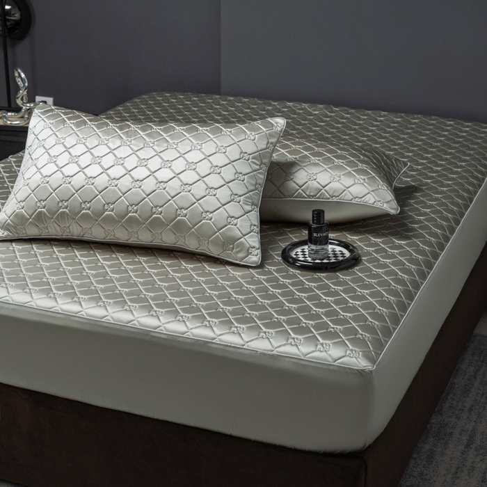 91家纺网 家纺一手货源 找家纺 阿那亚 2026新款冰萃凉感硅胶凉席三件套夏被四件套 松茶灰