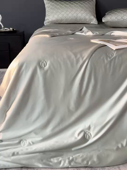 91家纺网 家纺一手货源 找家纺 阿那亚 2026新款冰萃凉感硅胶凉席三件套夏被四件套 松茶灰