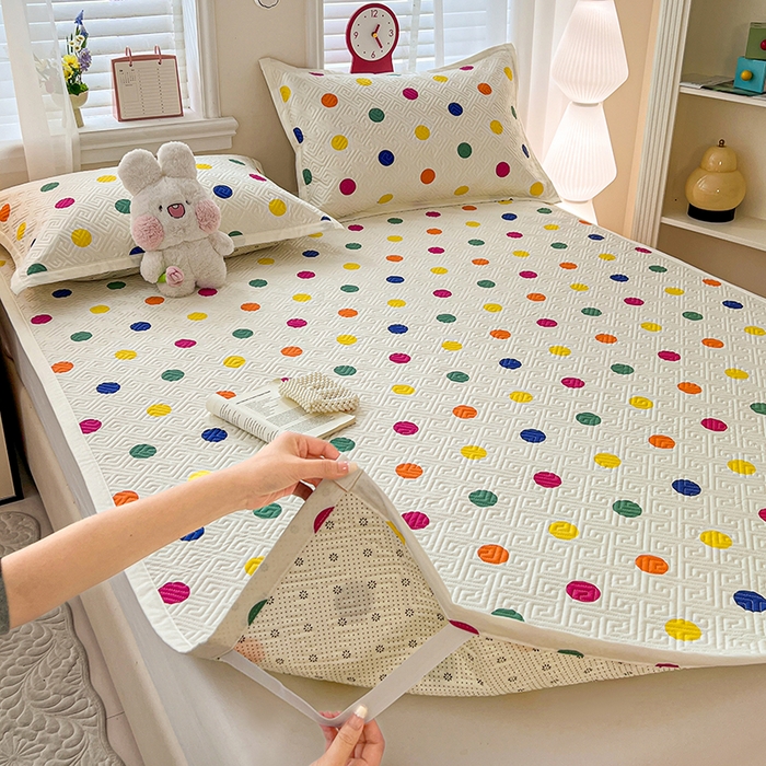 91家纺网 家纺一手货源 找家纺 忆生活家纺 2026新款A类全棉老粗布软凉席夹棉床盖可机洗 彩色波点