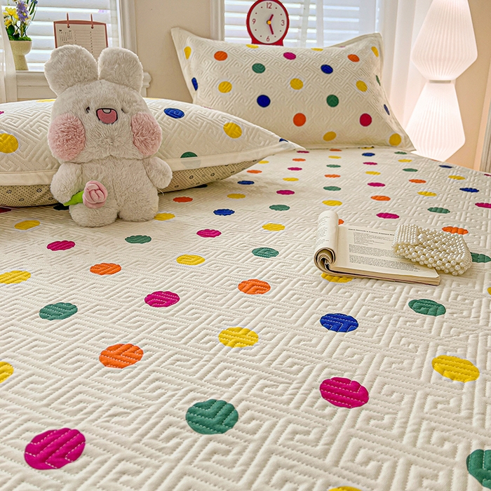 91家纺网 家纺一手货源 找家纺 忆生活家纺 2026新款A类全棉老粗布软凉席夹棉床盖可机洗 彩色波点