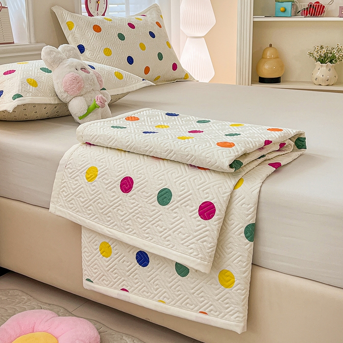 91家纺网 家纺一手货源 找家纺 忆生活家纺 2026新款A类全棉老粗布软凉席夹棉床盖可机洗 彩色波点