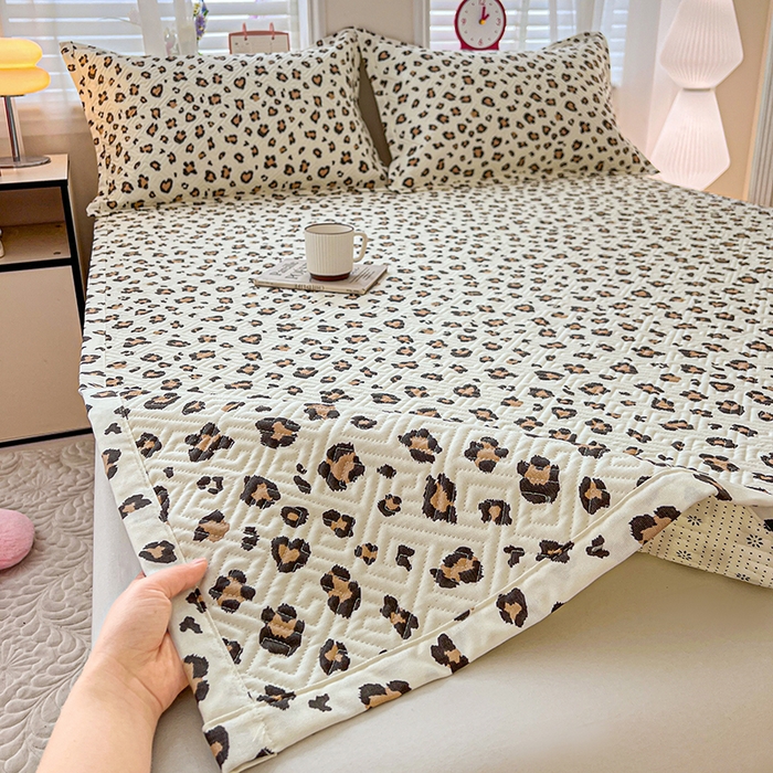 忆生活家纺 2026新款A类全棉老粗布软凉席夹棉床盖可机洗 豹纹