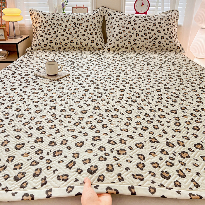 91家纺网 家纺一手货源 找家纺 忆生活家纺 2026新款A类全棉老粗布软凉席夹棉床盖可机洗 豹纹