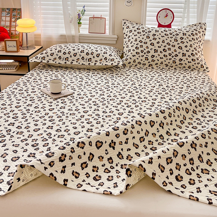 91家纺网 家纺一手货源 找家纺 忆生活家纺 2026新款A类全棉老粗布软凉席夹棉床盖可机洗 豹纹