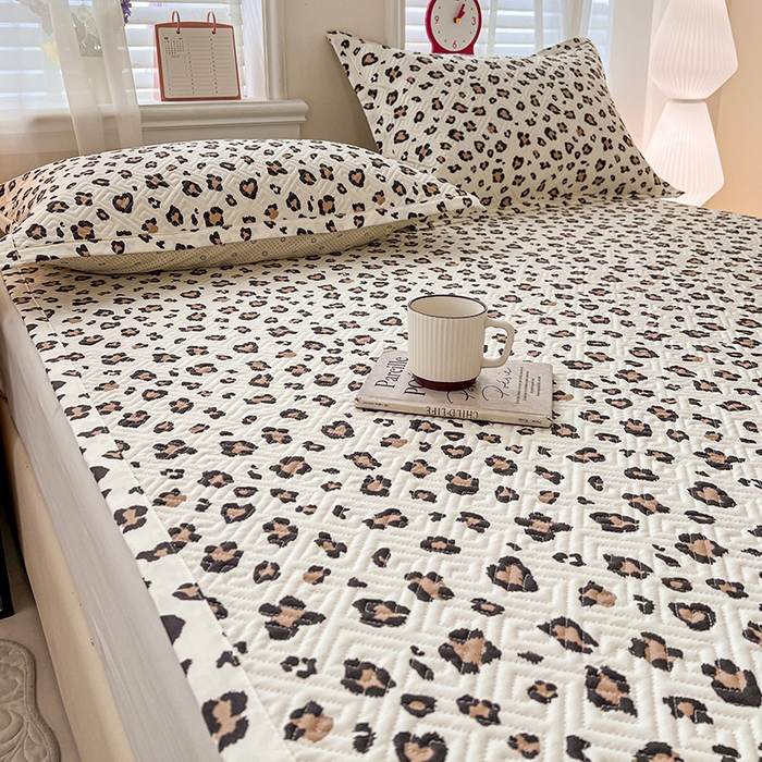 91家纺网 家纺一手货源 找家纺 忆生活家纺 2026新款A类全棉老粗布软凉席夹棉床盖可机洗 豹纹