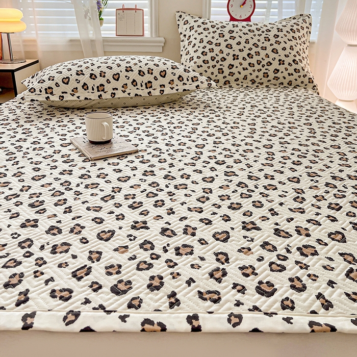 91家纺网 家纺一手货源 找家纺 忆生活家纺 2026新款A类全棉老粗布软凉席夹棉床盖可机洗 豹纹