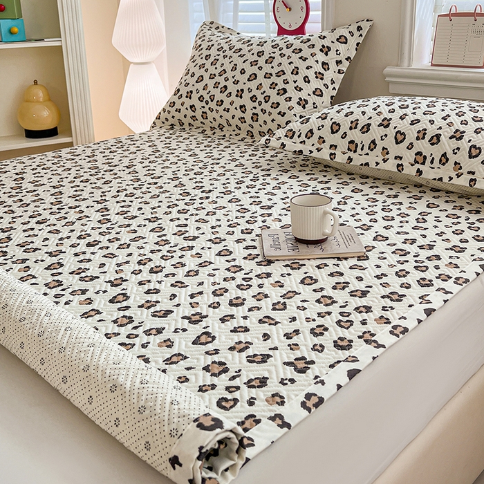 91家纺网 家纺一手货源 找家纺 忆生活家纺 2026新款A类全棉老粗布软凉席夹棉床盖可机洗 豹纹