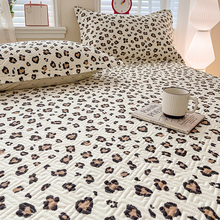 91家纺网 家纺一手货源 找家纺 忆生活家纺 2026新款A类全棉老粗布软凉席夹棉床盖可机洗 豹纹