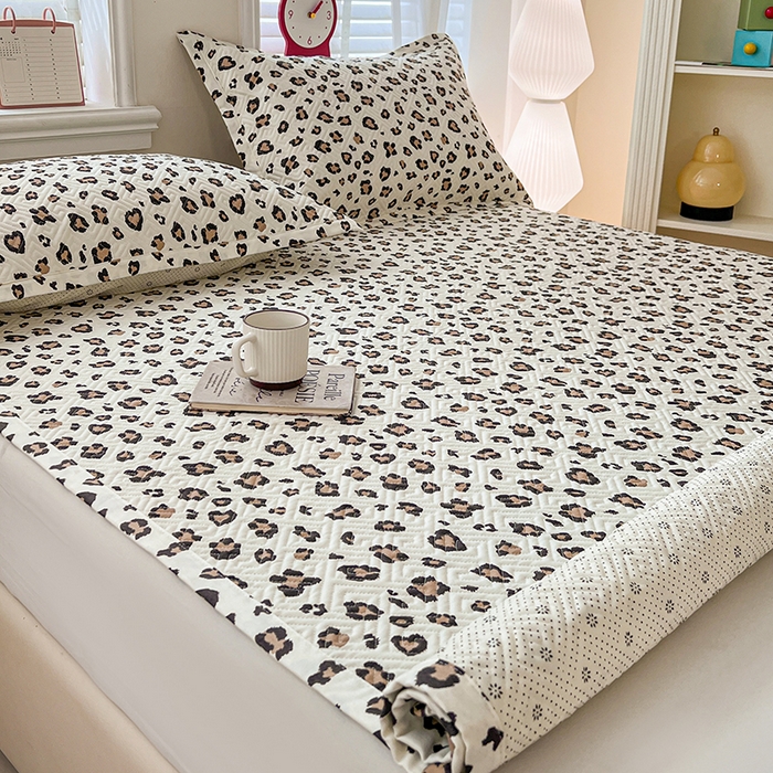 91家纺网 家纺一手货源 找家纺 忆生活家纺 2026新款A类全棉老粗布软凉席夹棉床盖可机洗 豹纹