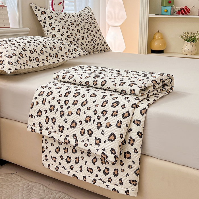 91家纺网 家纺一手货源 找家纺 忆生活家纺 2026新款A类全棉老粗布软凉席夹棉床盖可机洗 豹纹