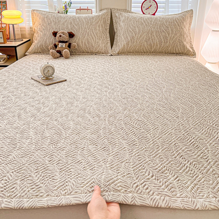 91家纺网 家纺一手货源 找家纺 忆生活家纺 2026新款A类全棉老粗布软凉席夹棉床盖可机洗 海草