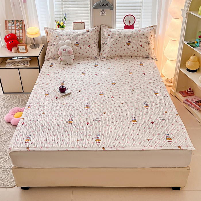 91家纺网 家纺一手货源 找家纺 忆生活家纺 2026新款A类全棉老粗布软凉席夹棉床盖可机洗 花漾小兔