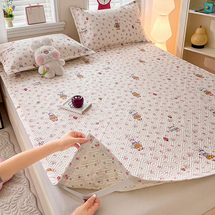 91家纺网 家纺一手货源 找家纺 忆生活家纺 2026新款A类全棉老粗布软凉席夹棉床盖可机洗 花漾小兔