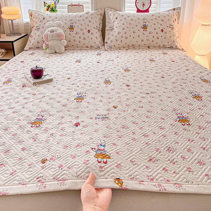 91家纺网 家纺一手货源 找家纺 忆生活家纺 2026新款A类全棉老粗布软凉席夹棉床盖可机洗 花漾小兔