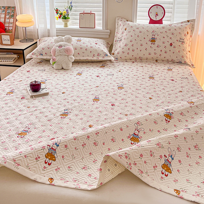 91家纺网 家纺一手货源 找家纺 忆生活家纺 2026新款A类全棉老粗布软凉席夹棉床盖可机洗 花漾小兔