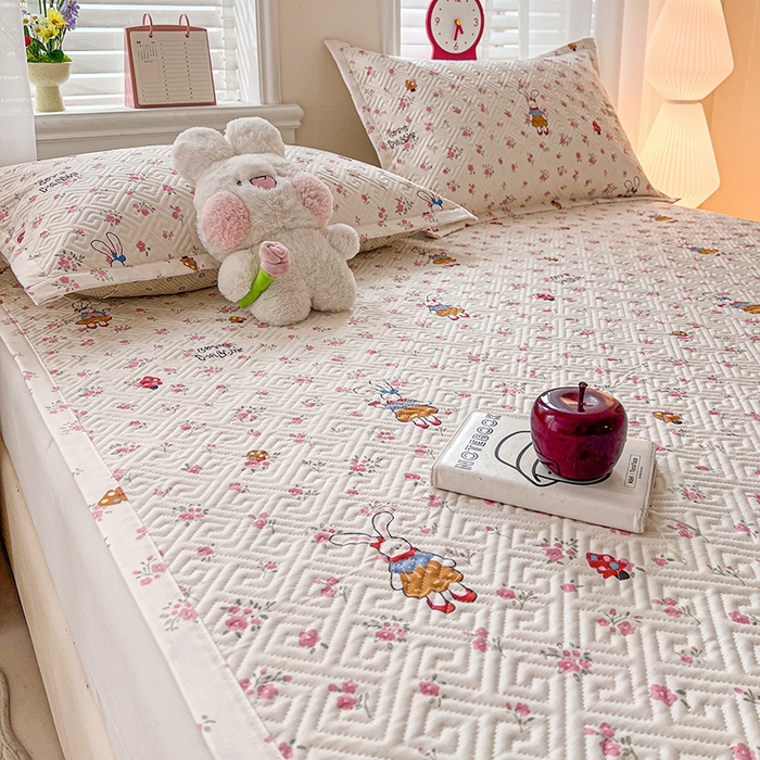 91家纺网 家纺一手货源 找家纺 忆生活家纺 2026新款A类全棉老粗布软凉席夹棉床盖可机洗 花漾小兔