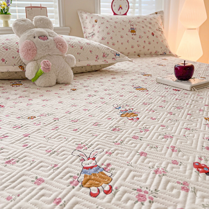 91家纺网 家纺一手货源 找家纺 忆生活家纺 2026新款A类全棉老粗布软凉席夹棉床盖可机洗 花漾小兔