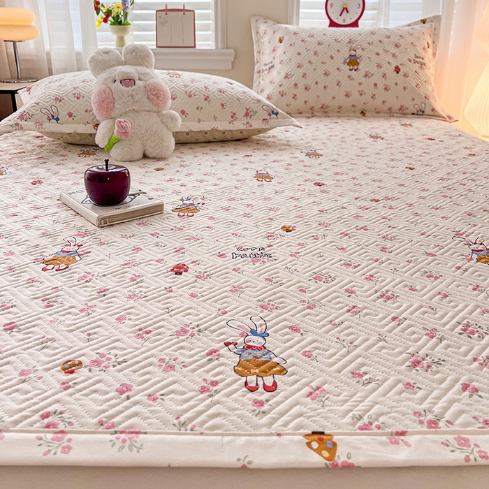 91家纺网 家纺一手货源 找家纺 忆生活家纺 2026新款A类全棉老粗布软凉席夹棉床盖可机洗 花漾小兔