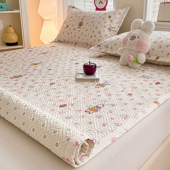 91家纺网 家纺一手货源 找家纺 忆生活家纺 2026新款A类全棉老粗布软凉席夹棉床盖可机洗 花漾小兔