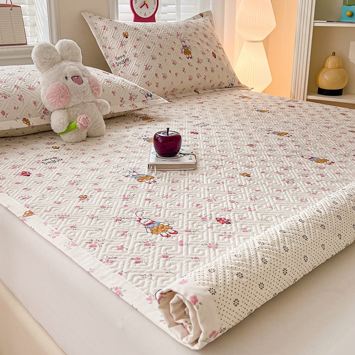 91家纺网 家纺一手货源 找家纺 忆生活家纺 2026新款A类全棉老粗布软凉席夹棉床盖可机洗 花漾小兔