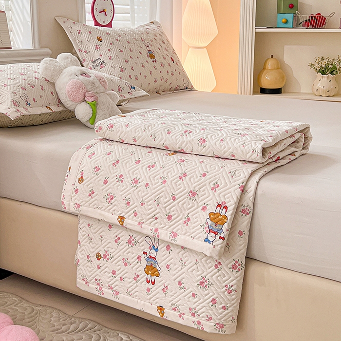 91家纺网 家纺一手货源 找家纺 忆生活家纺 2026新款A类全棉老粗布软凉席夹棉床盖可机洗 花漾小兔