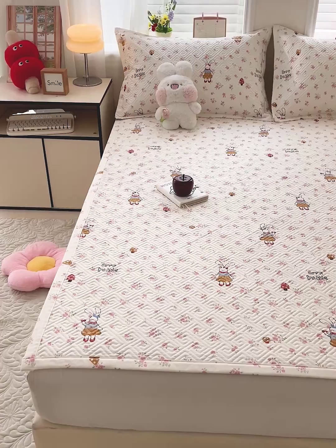 91家纺网 家纺一手货源 找家纺 忆生活家纺 2026新款A类全棉老粗布软凉席夹棉床盖可机洗 花漾小兔