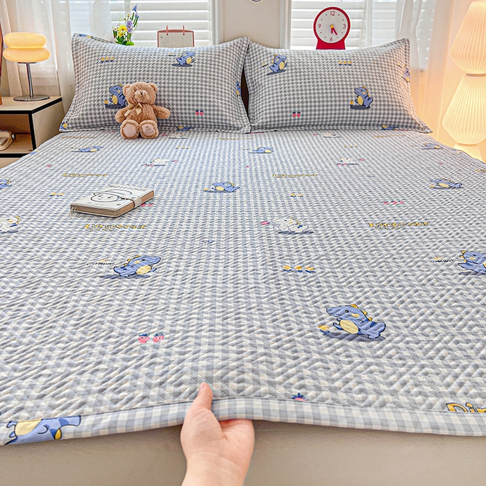 91家纺网 家纺一手货源 找家纺 忆生活家纺 2026新款A类全棉老粗布软凉席夹棉床盖可机洗 蓝格龙宝