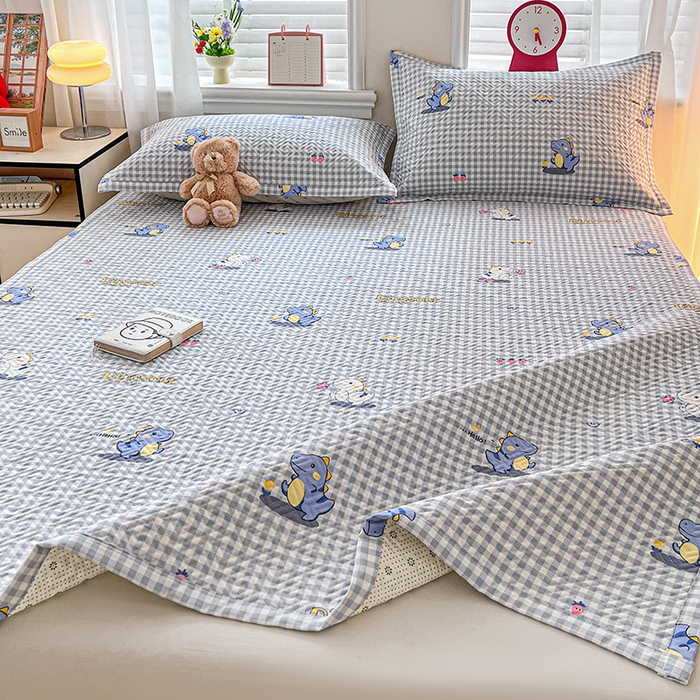 91家纺网 家纺一手货源 找家纺 忆生活家纺 2026新款A类全棉老粗布软凉席夹棉床盖可机洗 蓝格龙宝