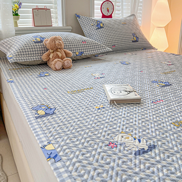 91家纺网 家纺一手货源 找家纺 忆生活家纺 2026新款A类全棉老粗布软凉席夹棉床盖可机洗 蓝格龙宝