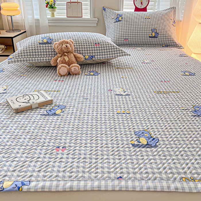 91家纺网 家纺一手货源 找家纺 忆生活家纺 2026新款A类全棉老粗布软凉席夹棉床盖可机洗 蓝格龙宝