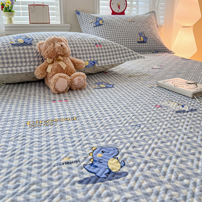 91家纺网 家纺一手货源 找家纺 忆生活家纺 2026新款A类全棉老粗布软凉席夹棉床盖可机洗 蓝格龙宝