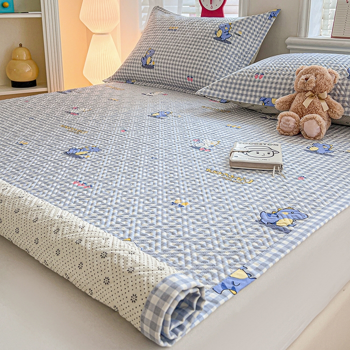 91家纺网 家纺一手货源 找家纺 忆生活家纺 2026新款A类全棉老粗布软凉席夹棉床盖可机洗 蓝格龙宝