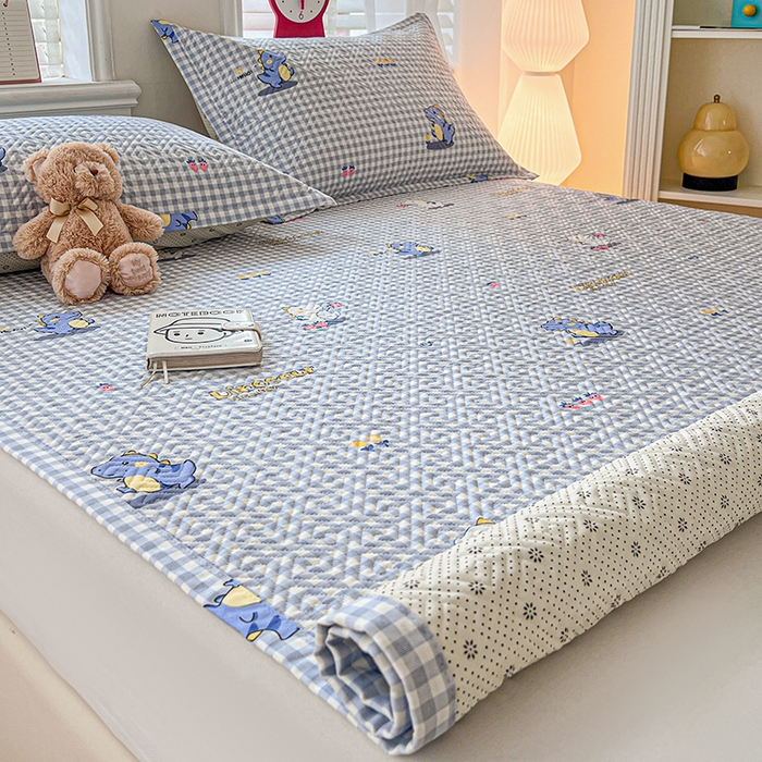 91家纺网 家纺一手货源 找家纺 忆生活家纺 2026新款A类全棉老粗布软凉席夹棉床盖可机洗 蓝格龙宝